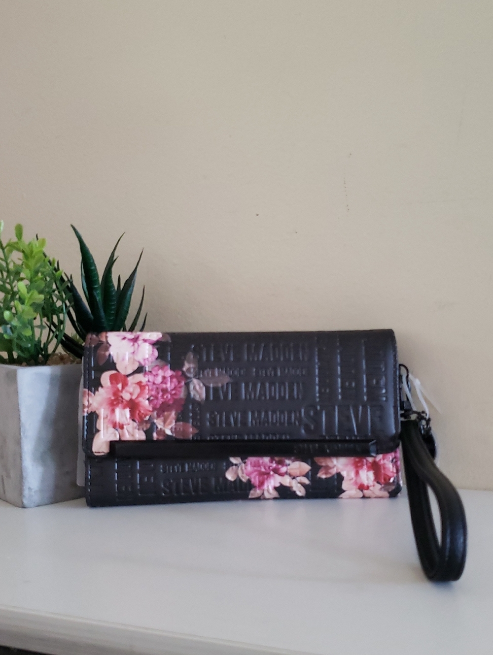 STEVE MADDEN NWOT Black Floral Logo Bar Wristlet Tri-Fold Wallet O/S